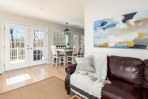 Smart TV, fireplace - 5 minutes to downtown Brevard! Great opportunities for bird watching and wildlife viewing. (Pisgah Forest)