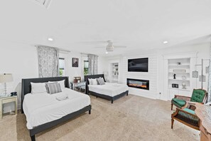 6 bedrooms, desk, iron/ironing board, travel crib