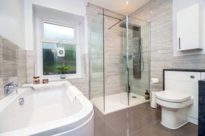 Bathtub, towels - River View:  Large House:  Afan Forest Bike Park. (Glyncorrwg)