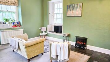 TV, peis, bøker og kontorer