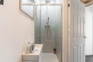 Bathtub, towels