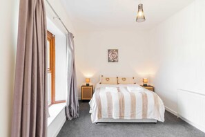 4 dormitoris, escriptori, planxa i posts de planxar i wifi