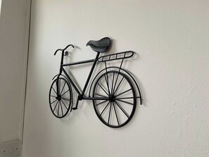Une décoration murale représentant un vélo.