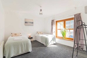 4 bedrooms, desk, iron/ironing board, WiFi - THE SPACE Large House In Afan Forest Bike Park (Port Talbot)