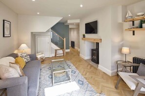 Télévision, cheminée, espaces bureaux