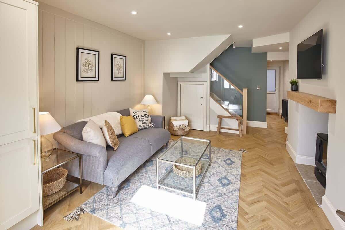 TV, fireplace, offices