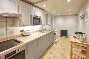 Jääkaappi, mikroaaltouuni, uuni, liesi