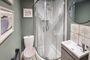 Bathtub, hair dryer, towels, shampoo