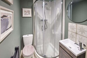 Banheira, secador de cabelo, toalhas de banho, shampoo