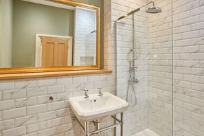 Dusche, Haartrockner, Handtücher, Shampoo