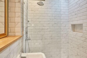 Ducha, secador de pelo, toallas, shampoo