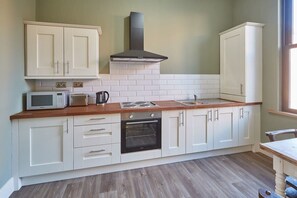 Een koelkast, een magnetron, een oven, een kookplaat