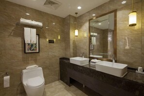 A modern bathroom with two sinks, a large mirror, and a toilet. - CYTS Shanshui Fashion Hotel (Chibi Railway Station) (Chibi)