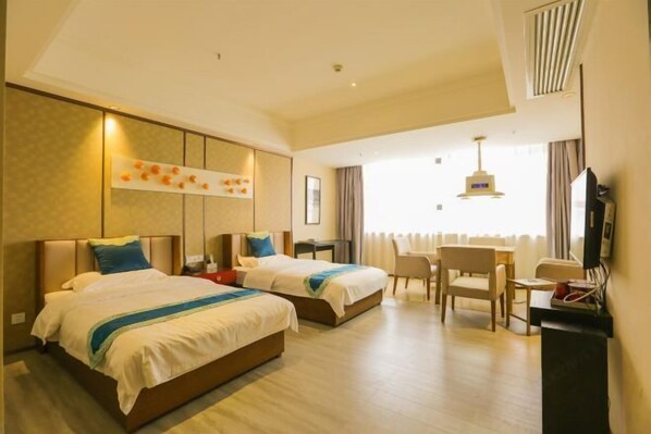 A hotel room with two beds, a desk, a chair, and a television. - CYTS Shanshui Fashion Hotel (Chibi Railway Station) (Chibi)