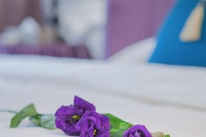 A bed with a purple flower arrangement. - CYTS Shanshui Fashion Hotel (Chibi Railway Station) (Chibi)