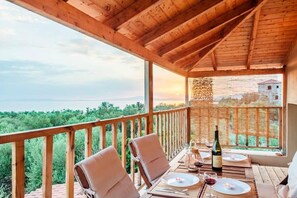 Outdoor dining - Selinitsa Stone Residence-Private Poolside Retreat (Agios Nikolaos)