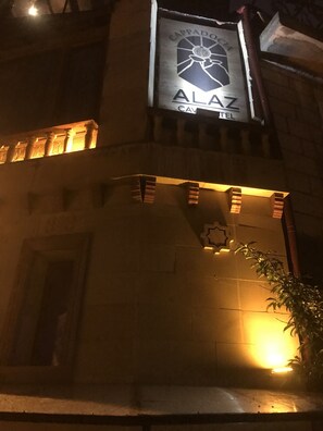 A building with a sign that reads "Cappadocia ALAZ CAV TEL". - Cappadocia Alaz Cave Otel (Nevsehir)