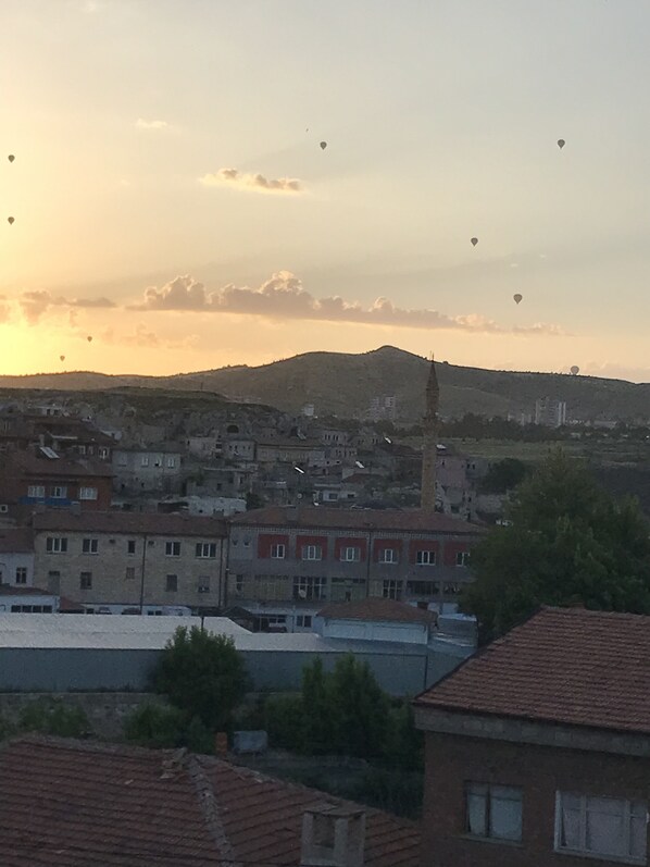A town with buildings and a hill in the background. - Cappadocia Alaz Cave Otel (Nevsehir)