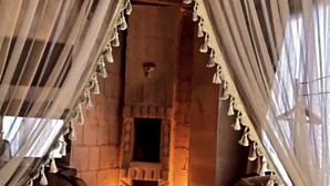 A room with a fireplace, two armchairs, a small table, and a patterned rug. - Cappadocia Alaz Cave Otel (Nevsehir)