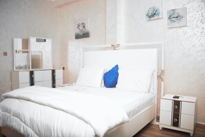 Rom – standard | Individuelt innredet, skrivebord, skrivebord for bærbar PC og lydisolert