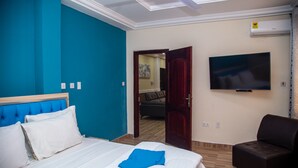 Une chambre d’hôtel comprenant un lit, une télévision et un coin salon.
