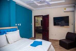 Suite | Individually furnished, desk, laptop workspace, soundproofing - Macoba Luxury Apartments (Kumasi)