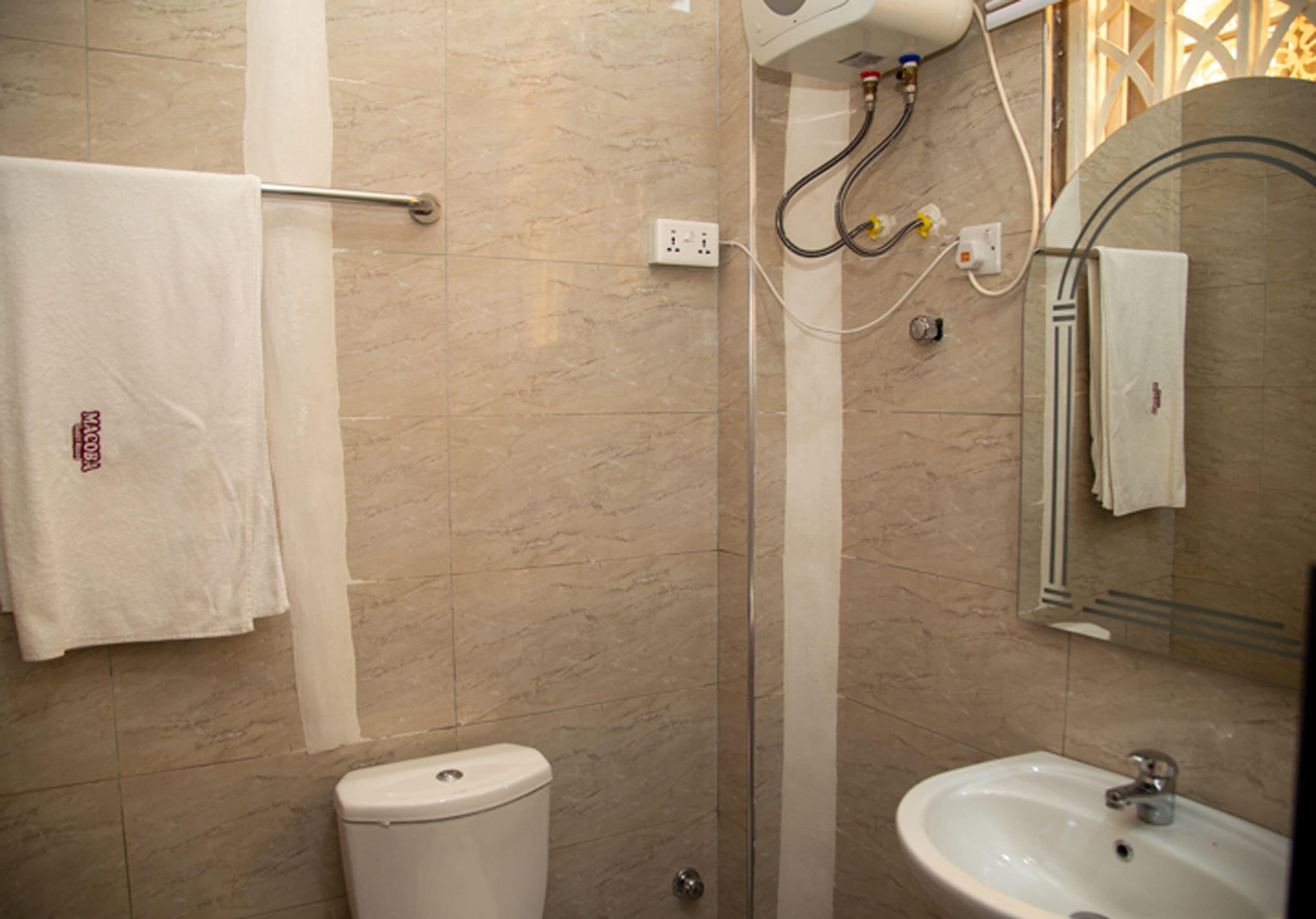 Un baño con inodoro, lavamanos y ducha.
