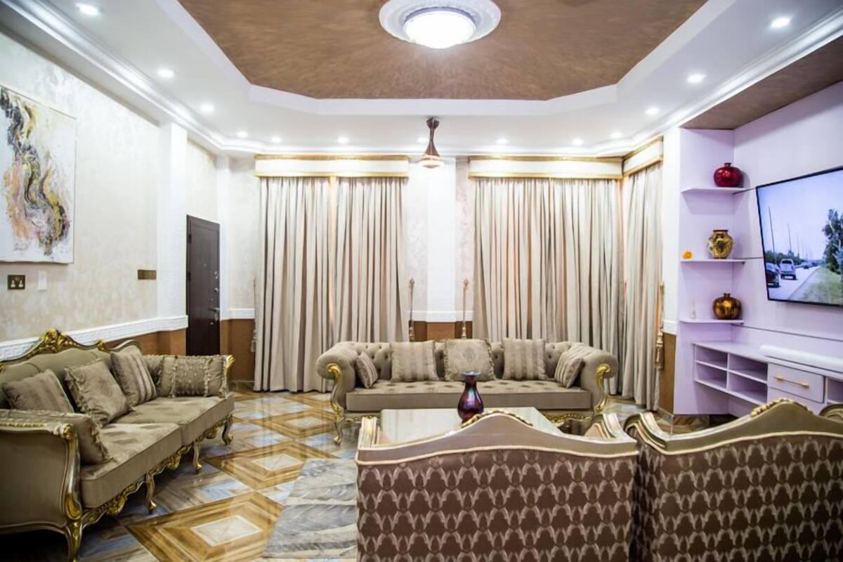 Una sala de estar con un sofá, una mesa de centro y una televisión.