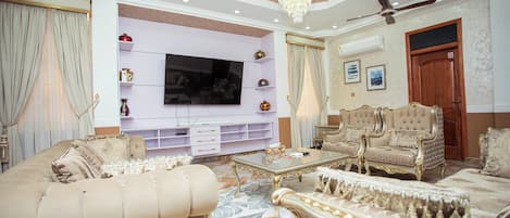 Muebles diferentes, escritorio y espacio para trabajar con laptop