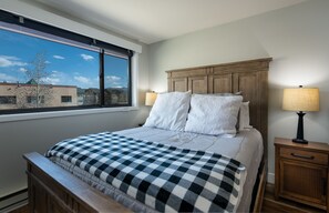 Desk, iron/ironing board, WiFi, bed sheets