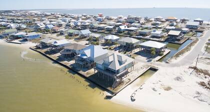 Tramarlis - Bright And Airy Bayfront Home. Enjoy Unobstructed Views And Amazing Fishing! 5 Bedroom Home by RedAwning