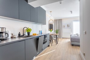 Kühlschrank, Mikrowelle, Ofen, Herdplatte