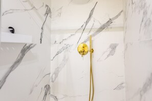 Dusche, Haartrockner, Handtücher, Seife