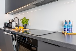 Réfrigérateur, four à micro-ondes, un four, surface de cuisson