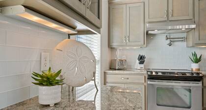 Dauphin Pearl - Boat And Pet Friendly! Fish, Swim, Enjoy Family Time On The Beach Or On The Water. 5 Bedroom Home by RedAwning