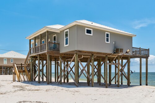 Southern Breeze - Gulf Front! Pet Friendly! Bring The Whole Family For Fun In The Sun! 4 Bedroom Home by RedAwning