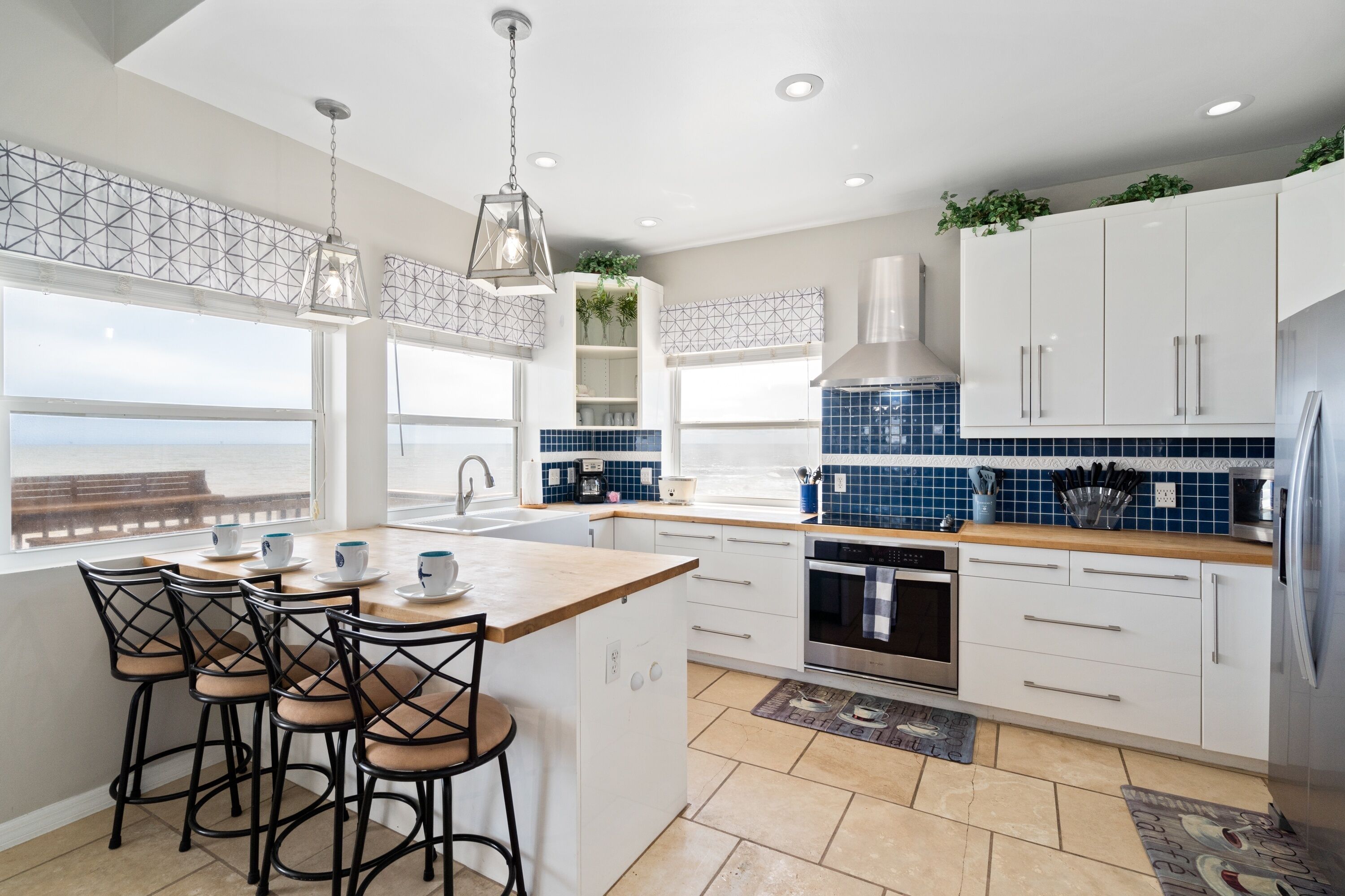 House, 3 Bedrooms | Private kitchen | Fridge, oven, coffee/tea maker, paper towels