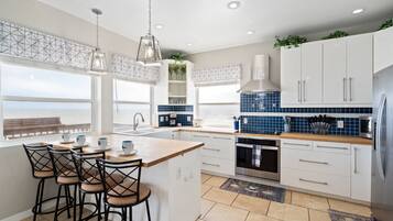 House, 3 Bedrooms | Private kitchen | Fridge, oven, coffee/tea maker, paper towels