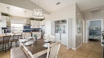 House, 3 Bedrooms | Private kitchen | Fridge, oven, coffee/tea maker, paper towels