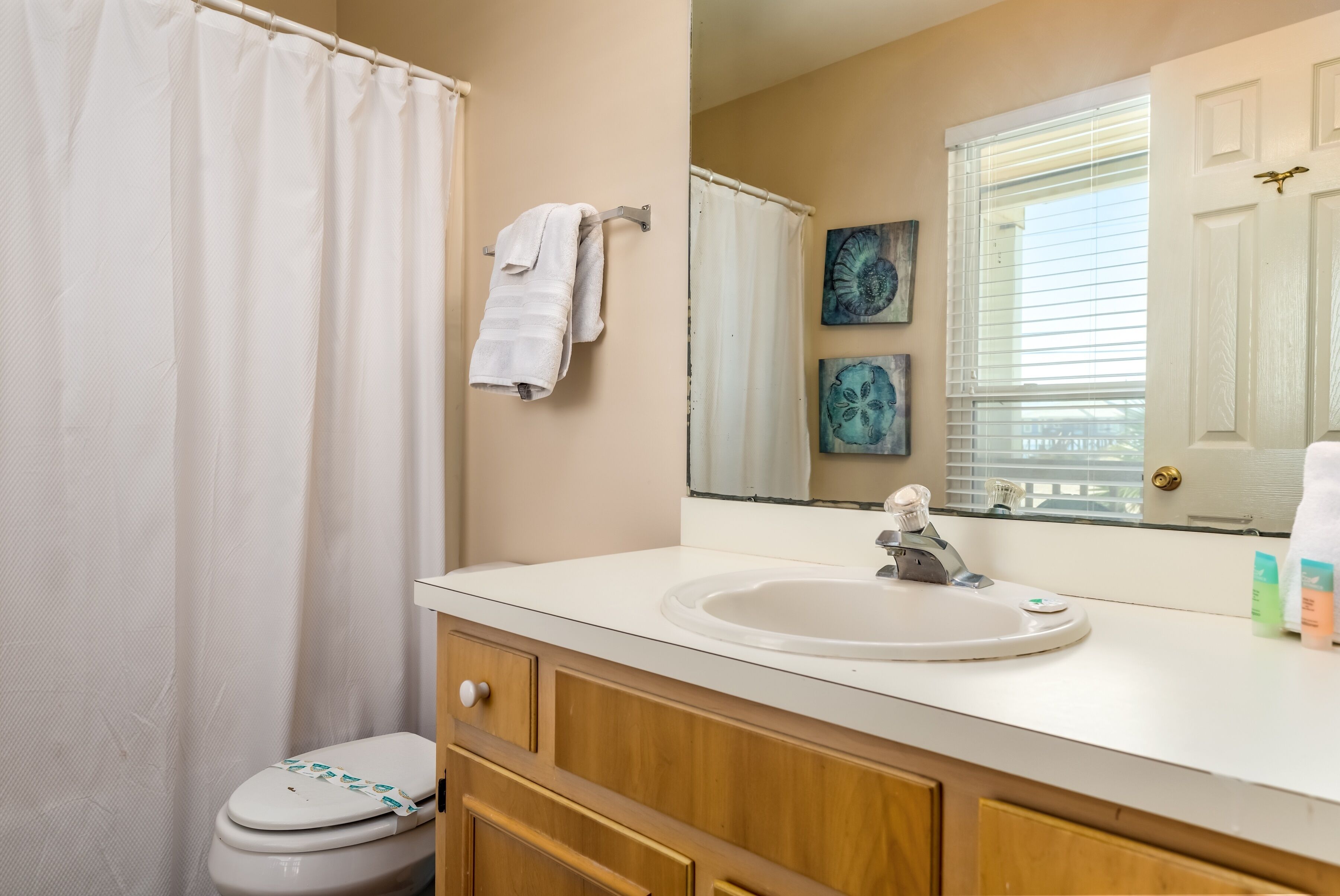 Tropical Paradise - North Side Beach Beauty! Pet Friendly - Swimming, Kayaking, Boating Or Fishing Are Just Steps Away! 4 Bedroom Home by Redawning