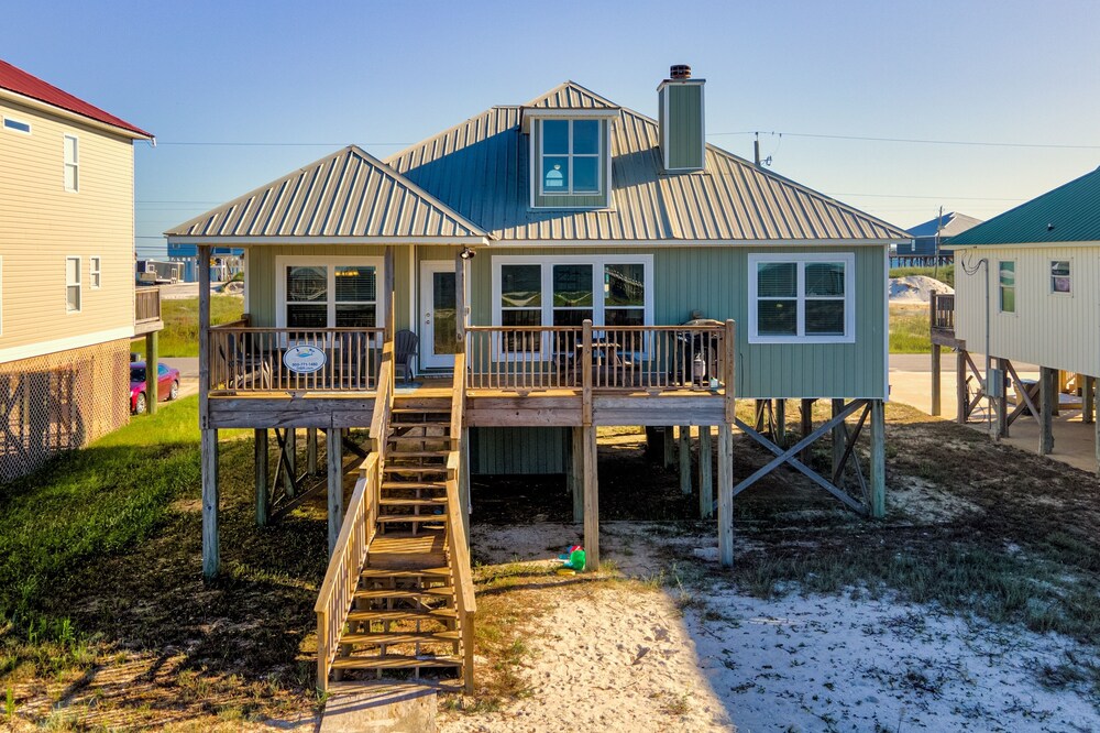 Tropical Paradise - North Side Beach Beauty! Pet Friendly - Swimming, Kayaking, Boating Or Fishing Are Just Steps Away! 4 Bedroom Home by Redawning