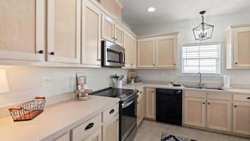 House, 3 Bedrooms | Private kitchen | Fridge, oven, coffee/tea maker