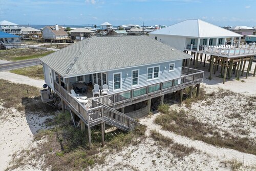 Island Sun - First Row Beach House! Fun And Games Galore - Including A Private Volleyball Pit! 3 Bedroom Home by RedAwning