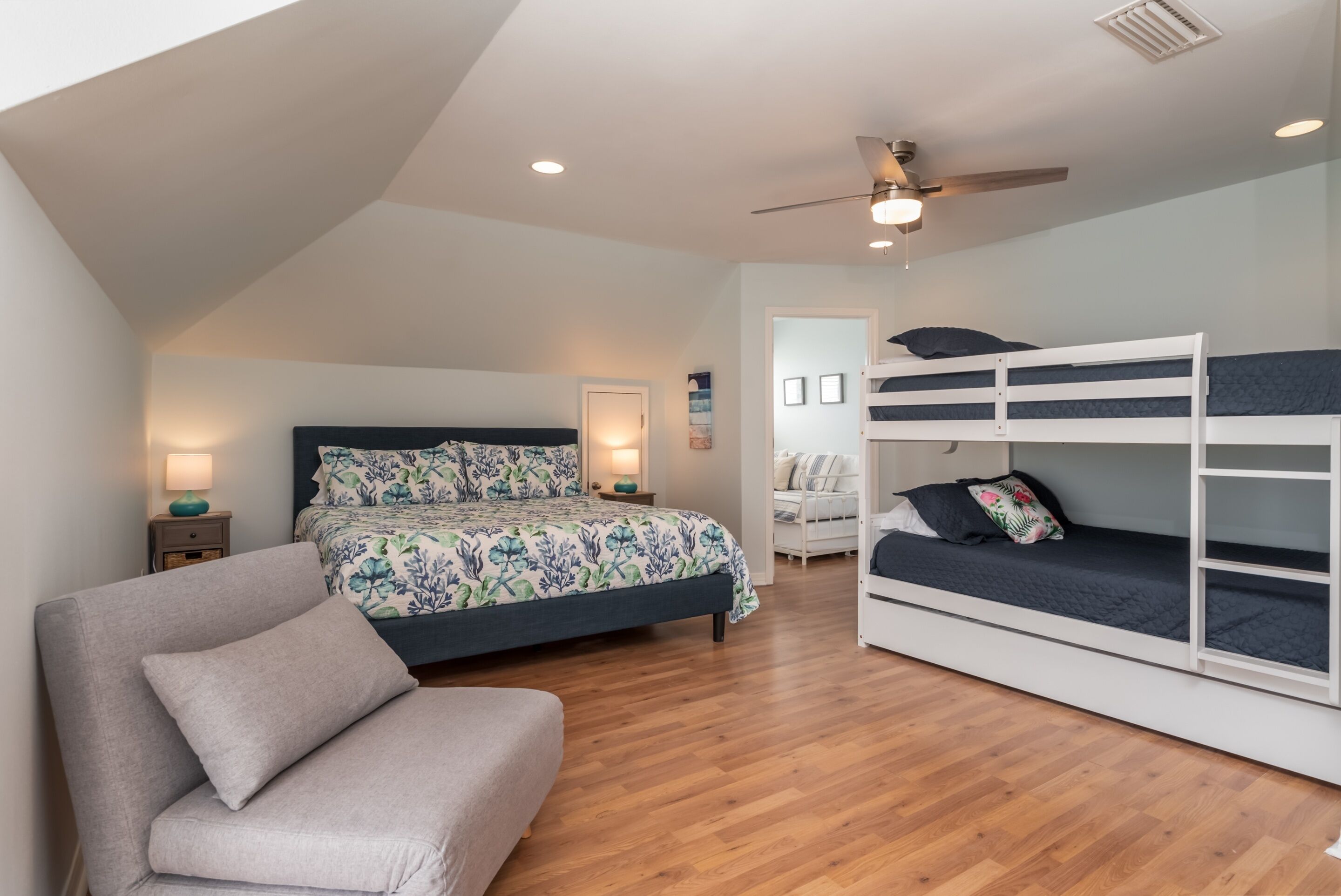 Island Escape - Gulf Access And Pet Friendly - Plus Amazing Views From The Crows Nest! 5 Bedroom Home by Redawning