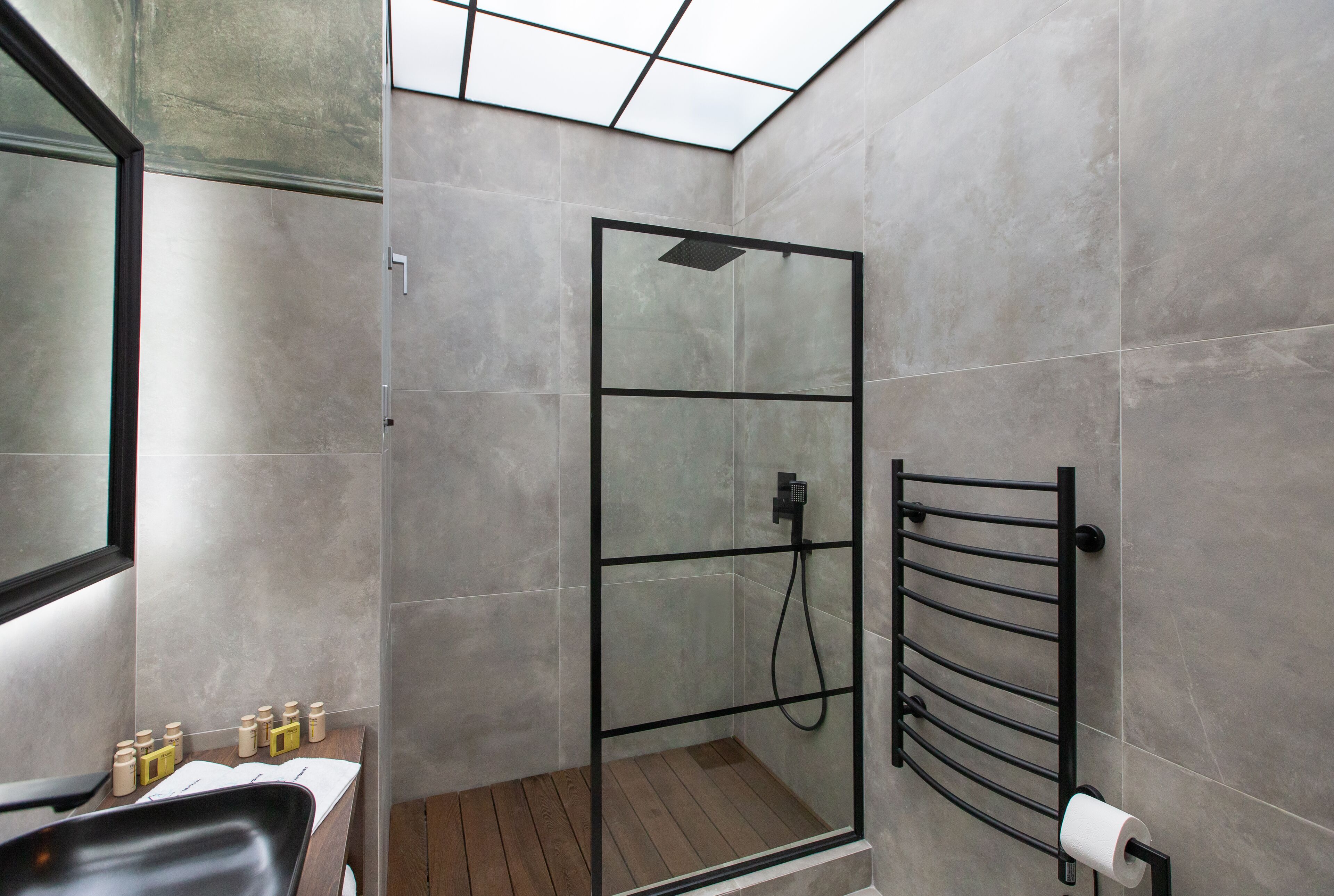 Regadera, amenidades de baño gratuitas, secadora de cabello, pantuflas 