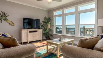 House, 5 Bedrooms | Living room