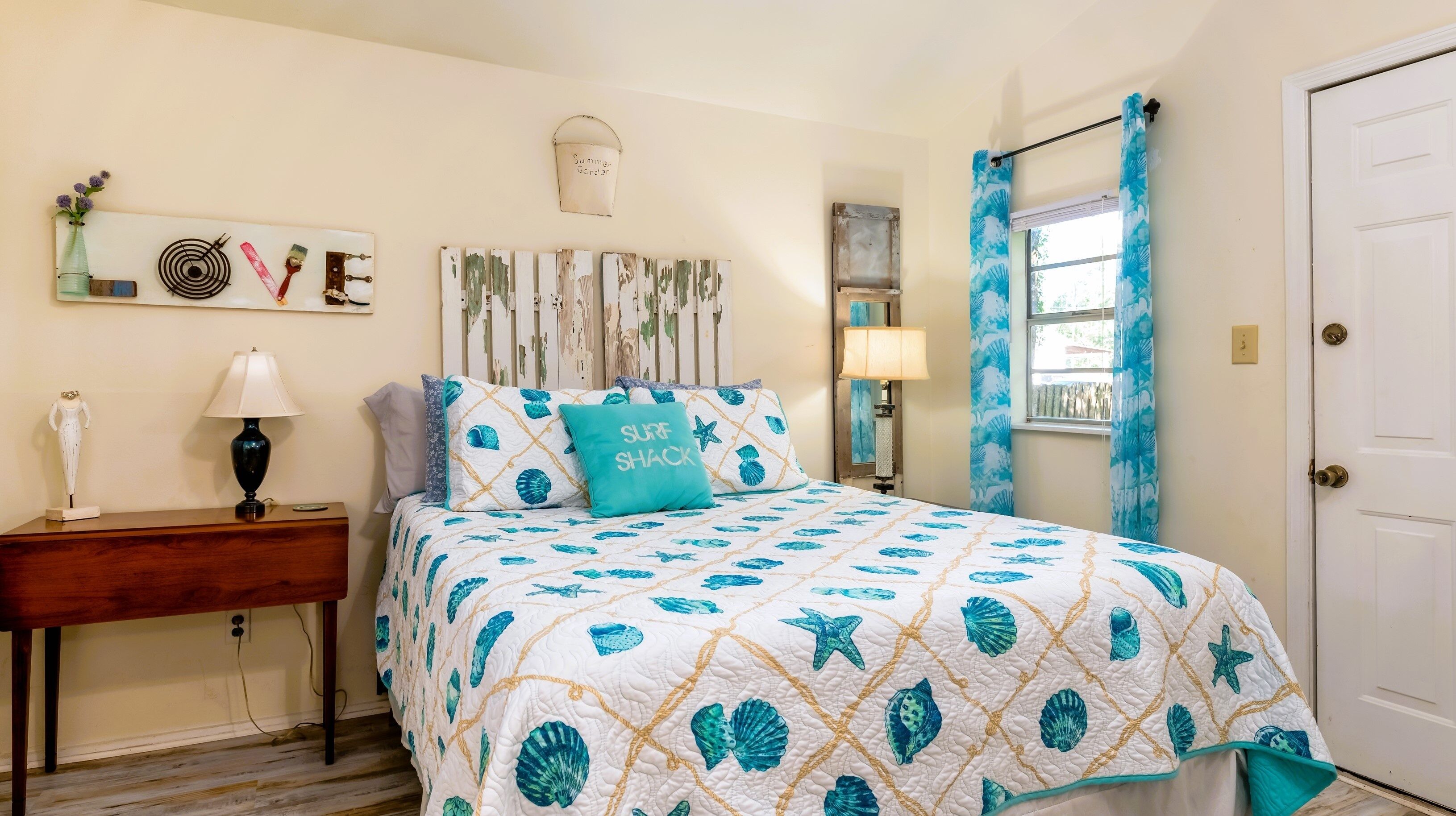 Surf Shack - Fun, Retro Cottage In A Prime Location! Enjoy Your Morning Coffee On The Shaded Deck. 1 Bedroom Home by Redawning