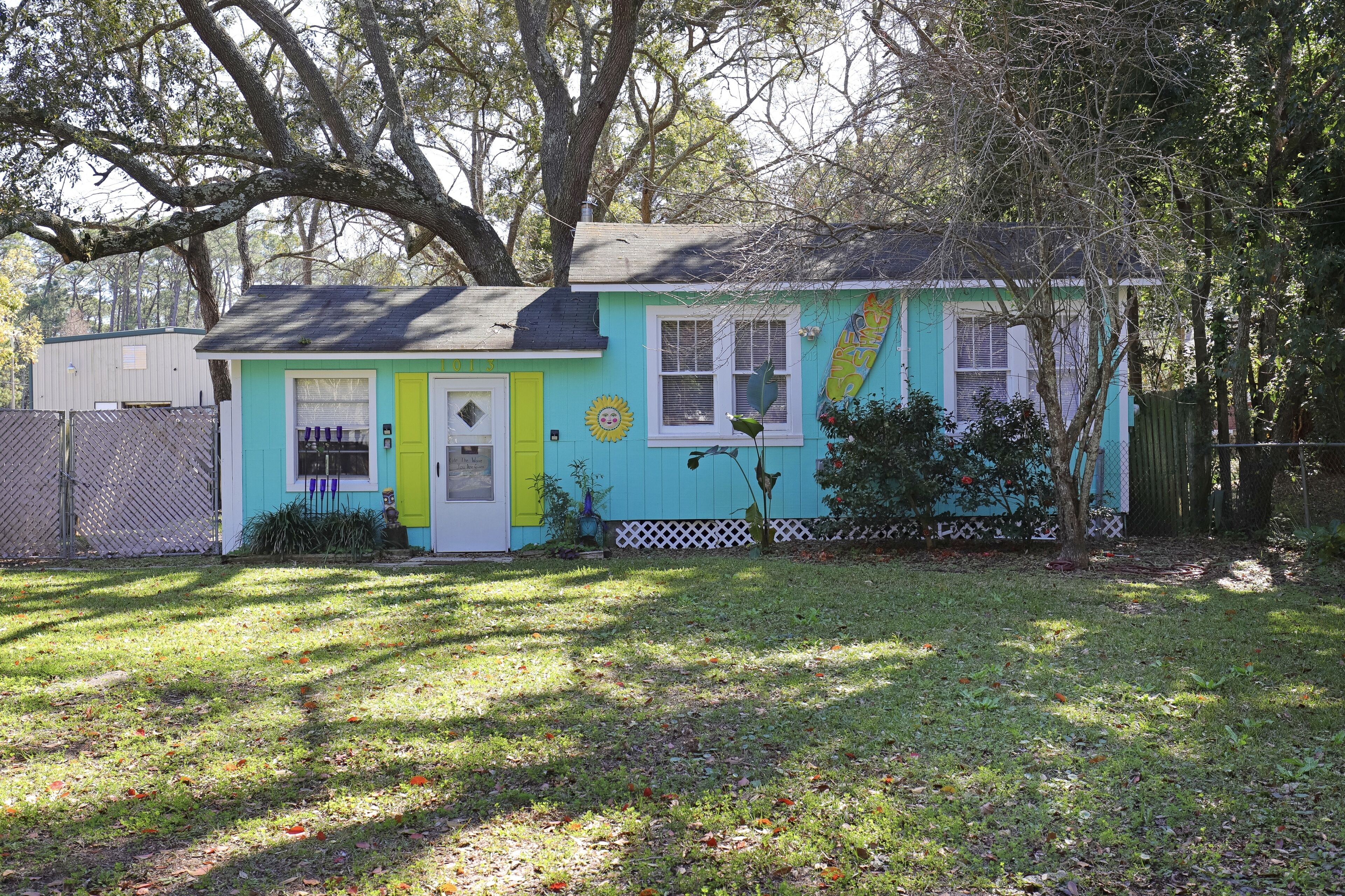 Surf Shack - Fun, Retro Cottage In A Prime Location! Enjoy Your Morning Coffee On The Shaded Deck. 1 Bedroom Home by Redawning