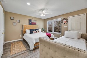 5 Schlafzimmer, Schreibtisch, Bügeleisen/Bügelbrett, Reisekinderbett