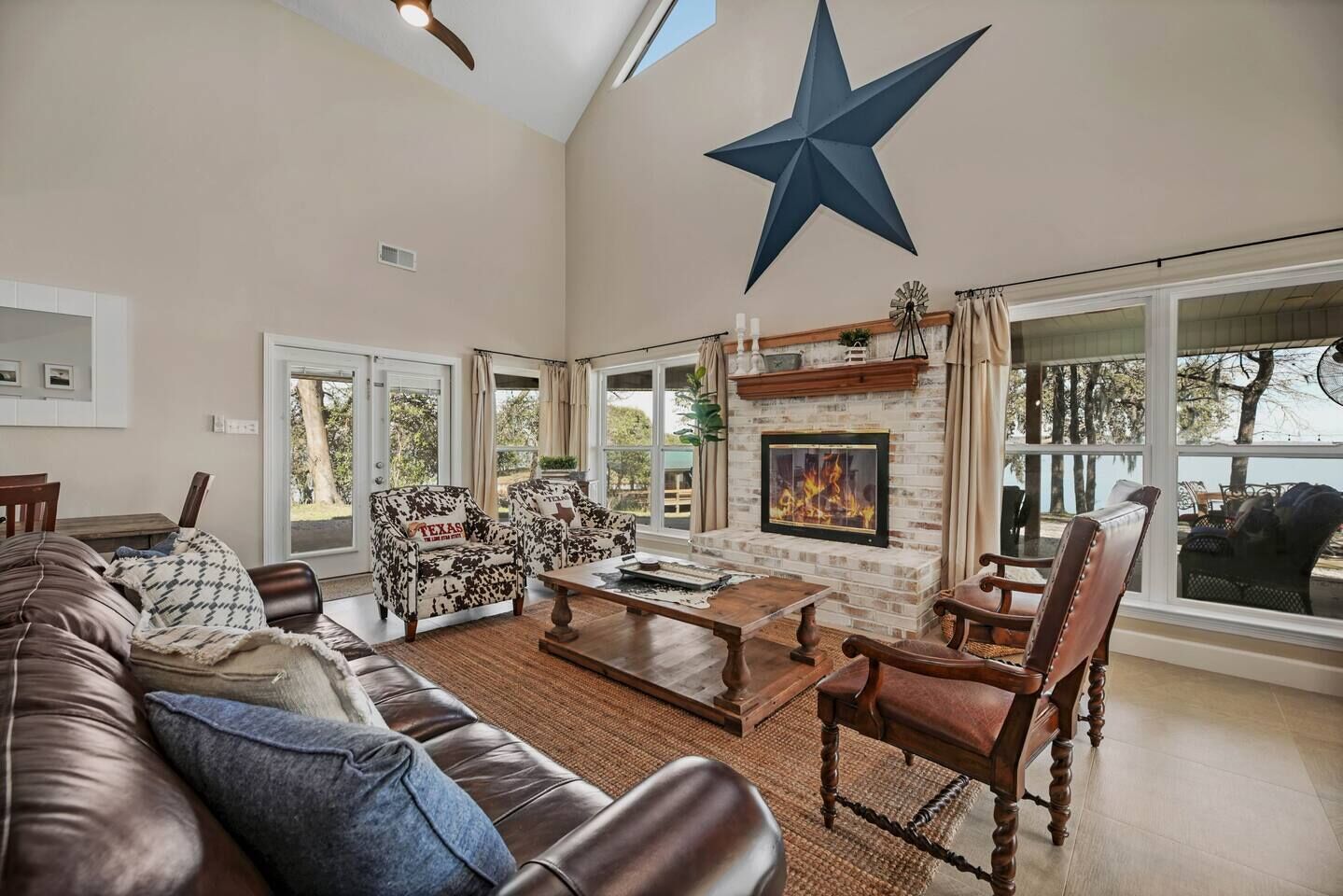 Lone Star Peninsula- Stunning Waterfront Retreat